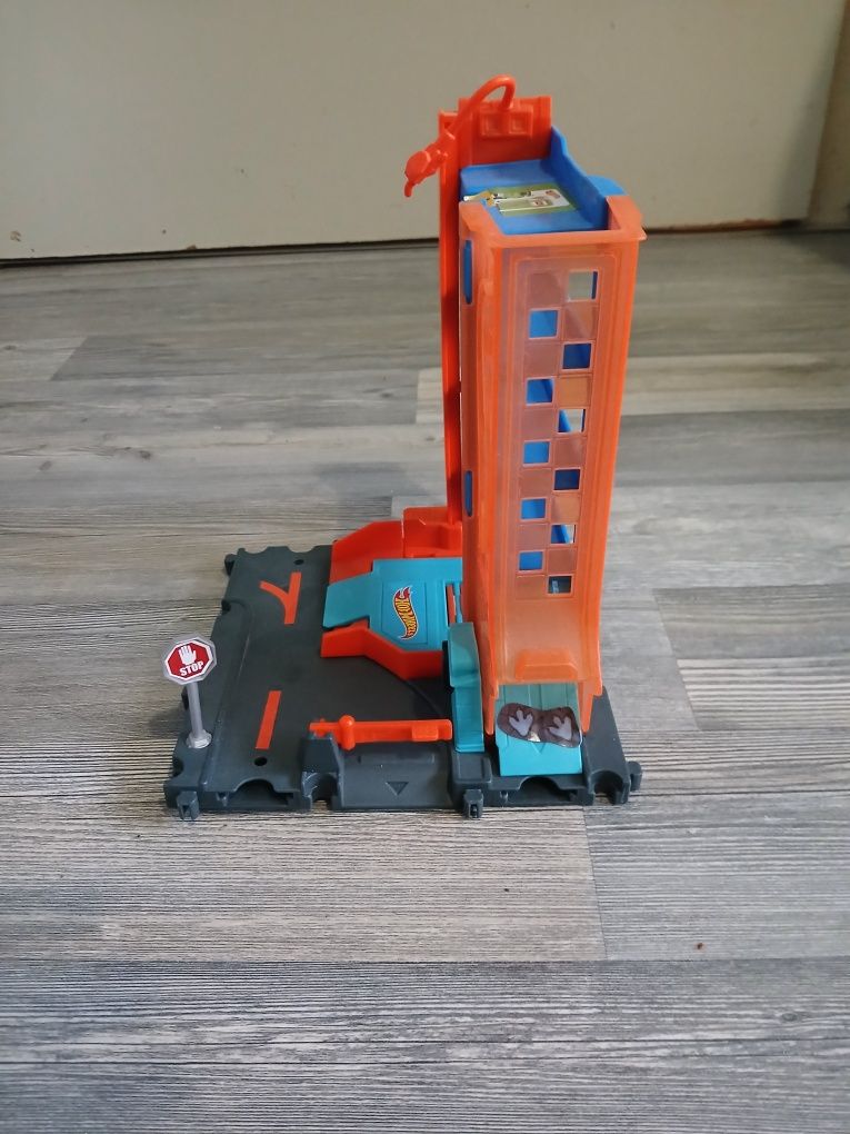 Hotwheels лупинги с изстрелвачка  и паркинг