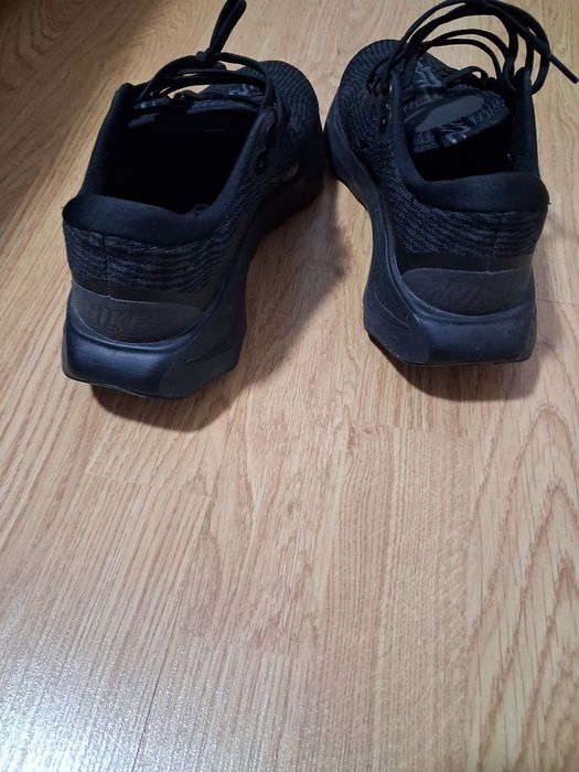 De vanzare adidași aproape noi