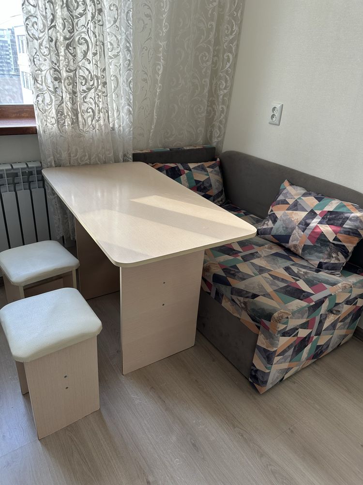 Продам стол с стульями и диван.