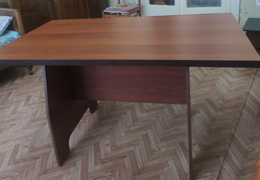 Продам стол обеденный.