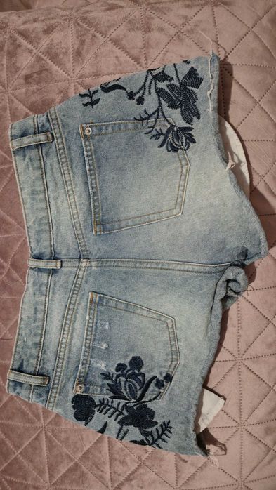 Дамски дънкови къси панталони с бродерия
