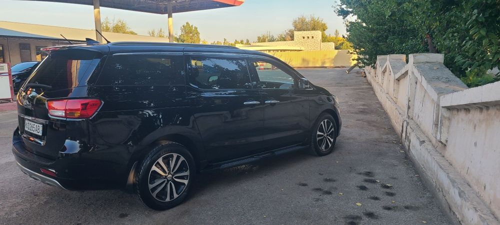 Kia carnival  sotiladi