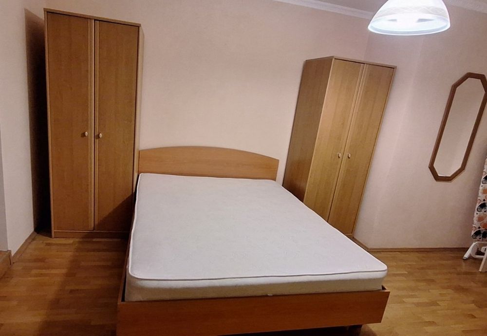 Продавам спалня с матрак, гардероби и скрин, изгодно, почти нови