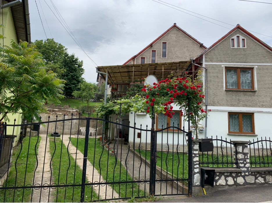 Ofer spre inchiriere casa.