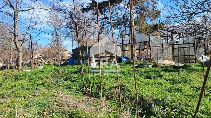Двуетажна каменна къща за продажба, с голям двор, гараж, лятна кухня и