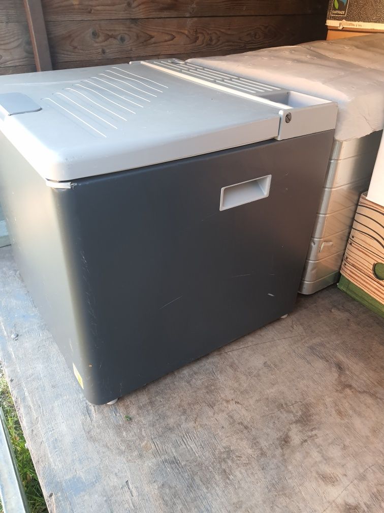 Хладилник на 12v,220v и пропан-бутан