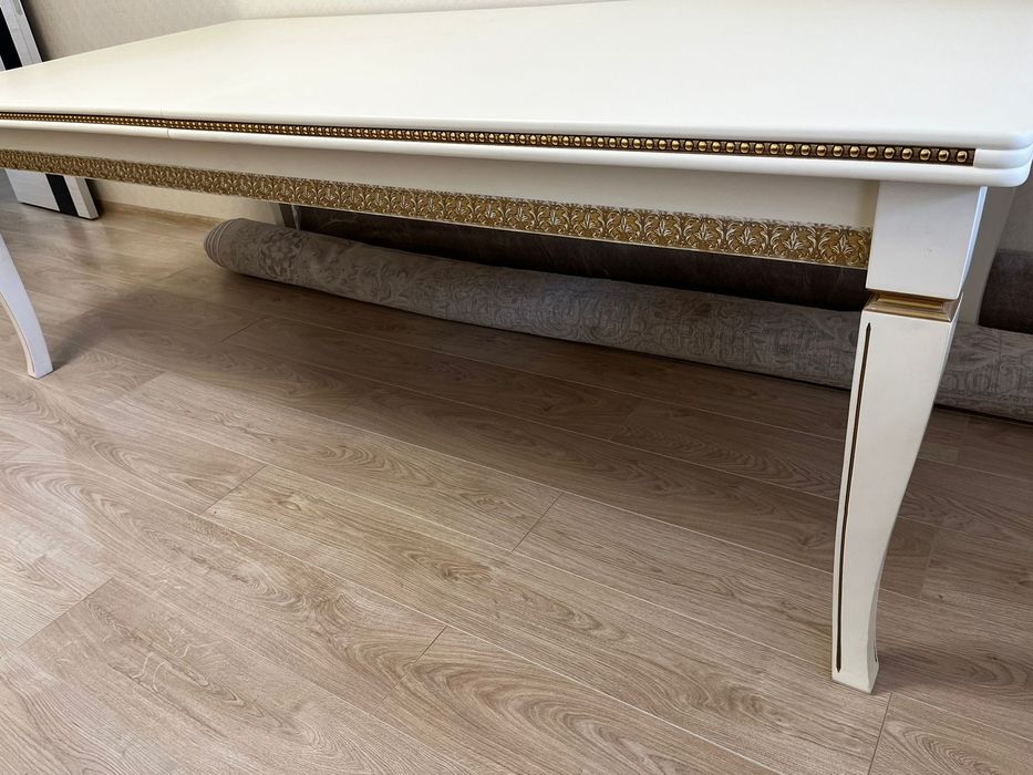 Продаю стол в гостининную