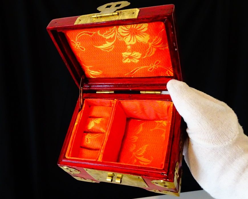 Луксозна кутия за бижута с нефрит и месингов обков.