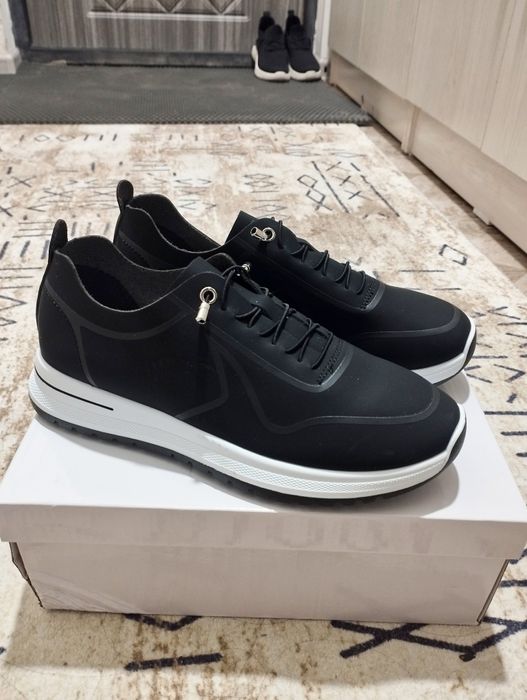 Женские кроссовки