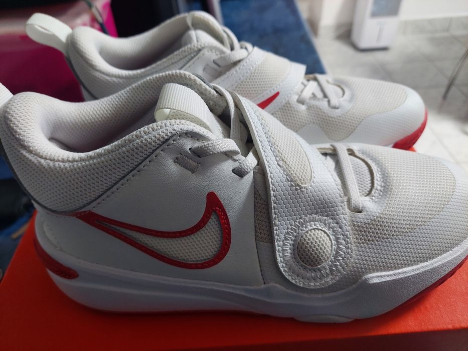 Vând adidasi Nike Team Hustle D11