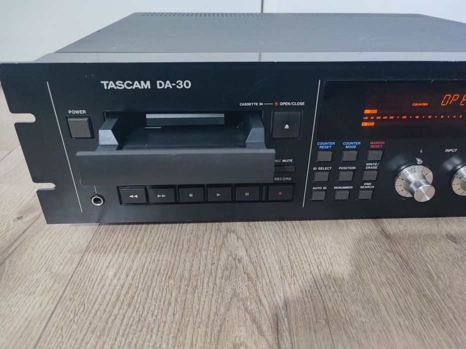 Deck Tascam DA-30 digital audio recorder DAT