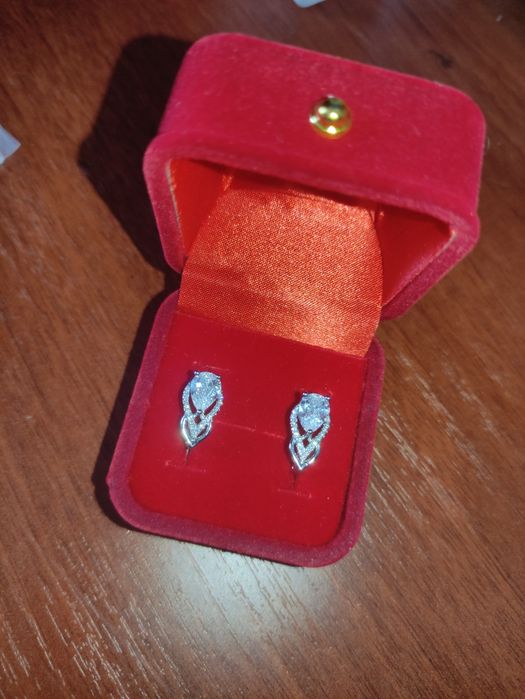 Продам серьги новые серебро