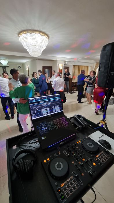 DJ si solist/Foto/Nunti/Cumetrii/zile de nastere si petreceri private