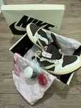 Обувки  NIKE Jordan 1 Low Travis Scott "Mocha Reverse" - 37,5 НОМЕР