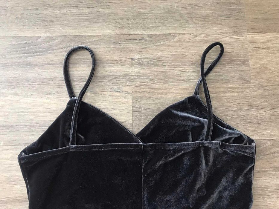 Еластична кадифена рокля с цепка