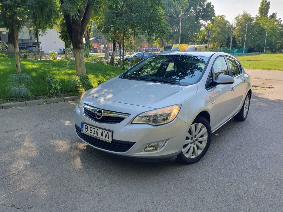 Opel Astra J Hatchback, 2011, 1.6 benzina aspirat, km reali - istoric
