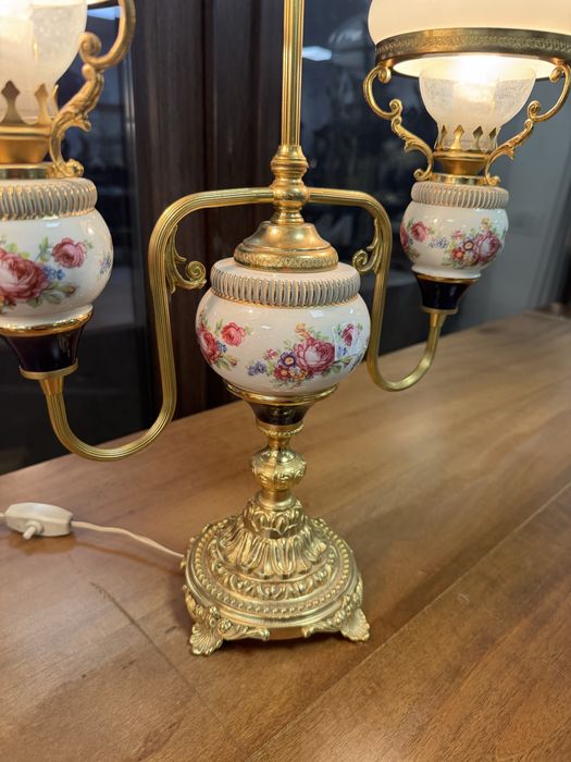 Doua lampi deosebite din bronz si portelan pictat cu abajur din sticla