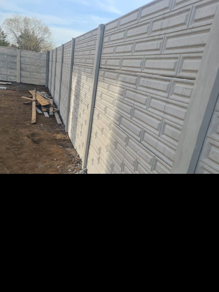 Reduceri garduri de beton comprimat placi și stalpi de gard model Top