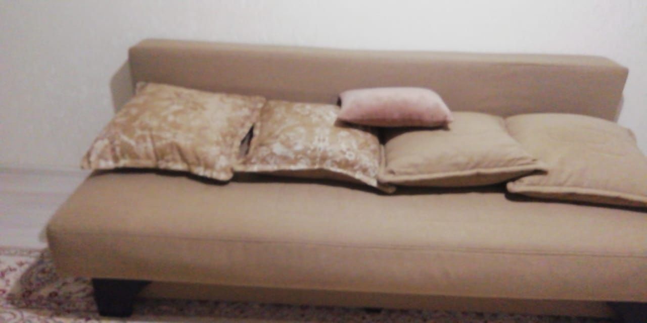 Продам Диван раздвижной хорошем состояние есть место для вещие