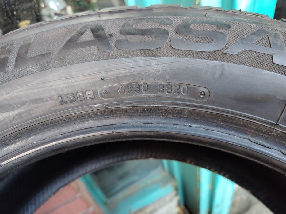 Продавам 2 зимни гуми 215/60/17 Lassa