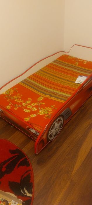 Pat copii in forma de masina