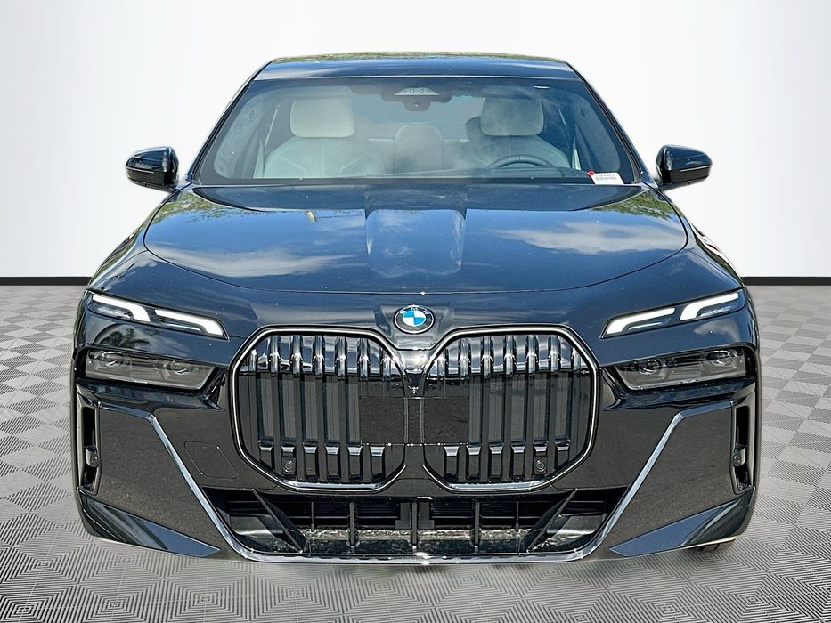 BMW 740i 2023 год