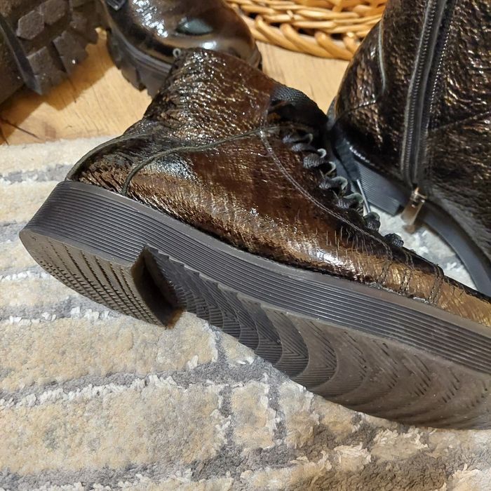 Боти от естествен лак