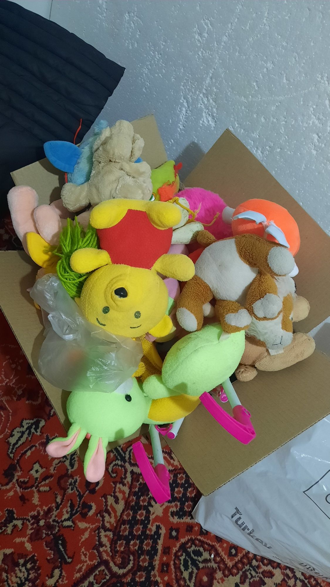 Коробка игрушек разных