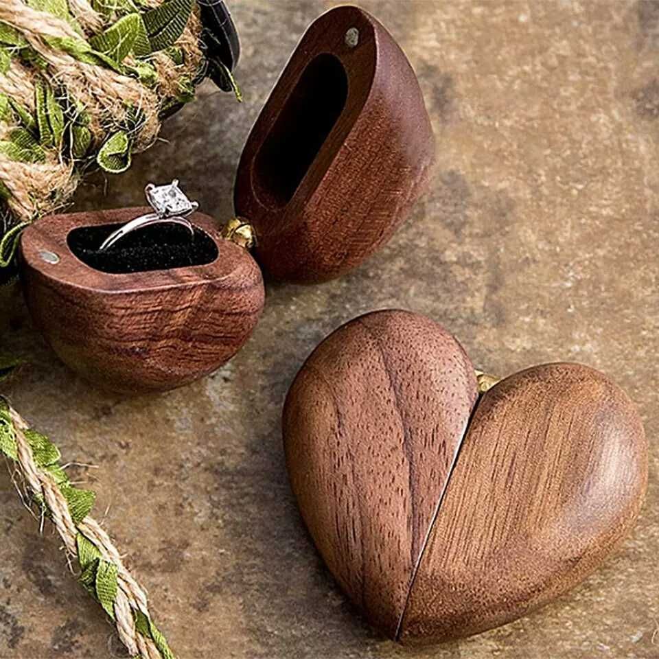 Деревянная коробка (футляр) для колечко в виде сердце