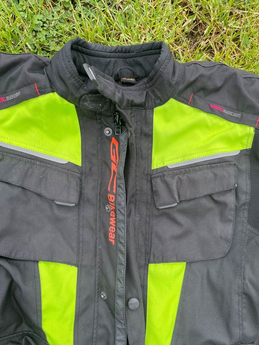 Vând costum în stare bună