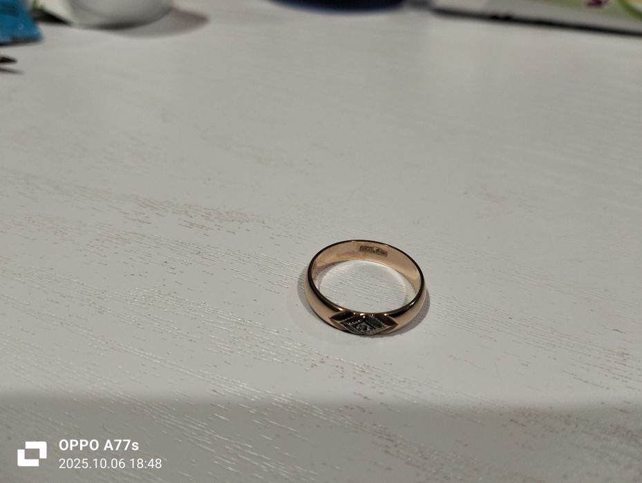 Продам золотое кольцо с бриллиантом