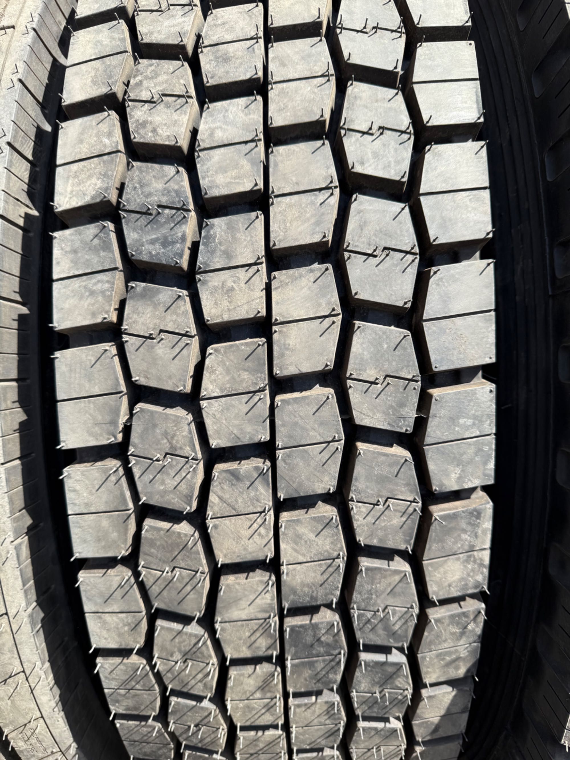 ROYAL BLACK 11R22.5 shini