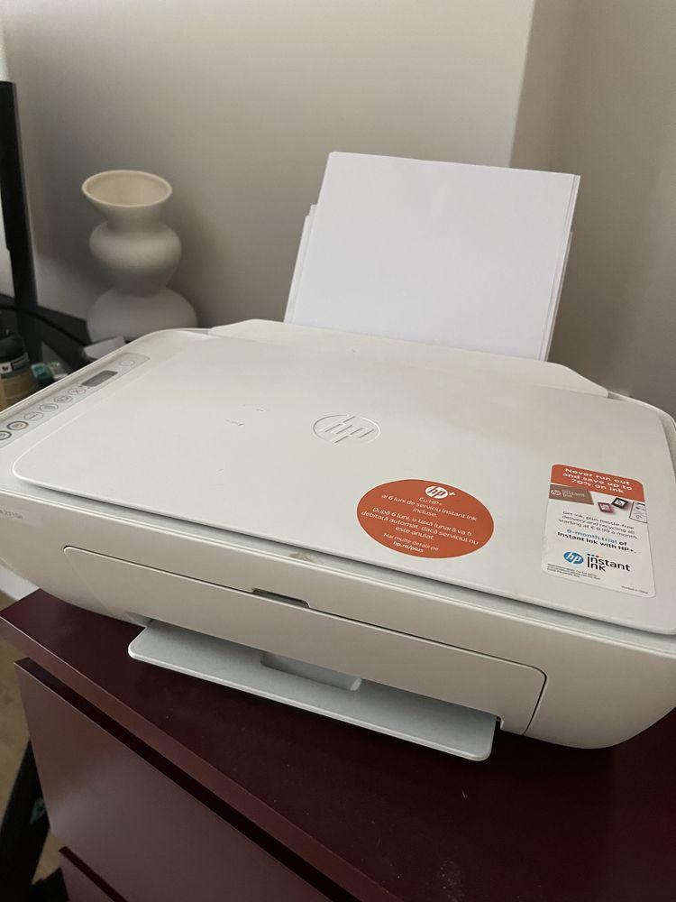 Мултифункционален цветен принтер/скенер HP Deskjet 2710e