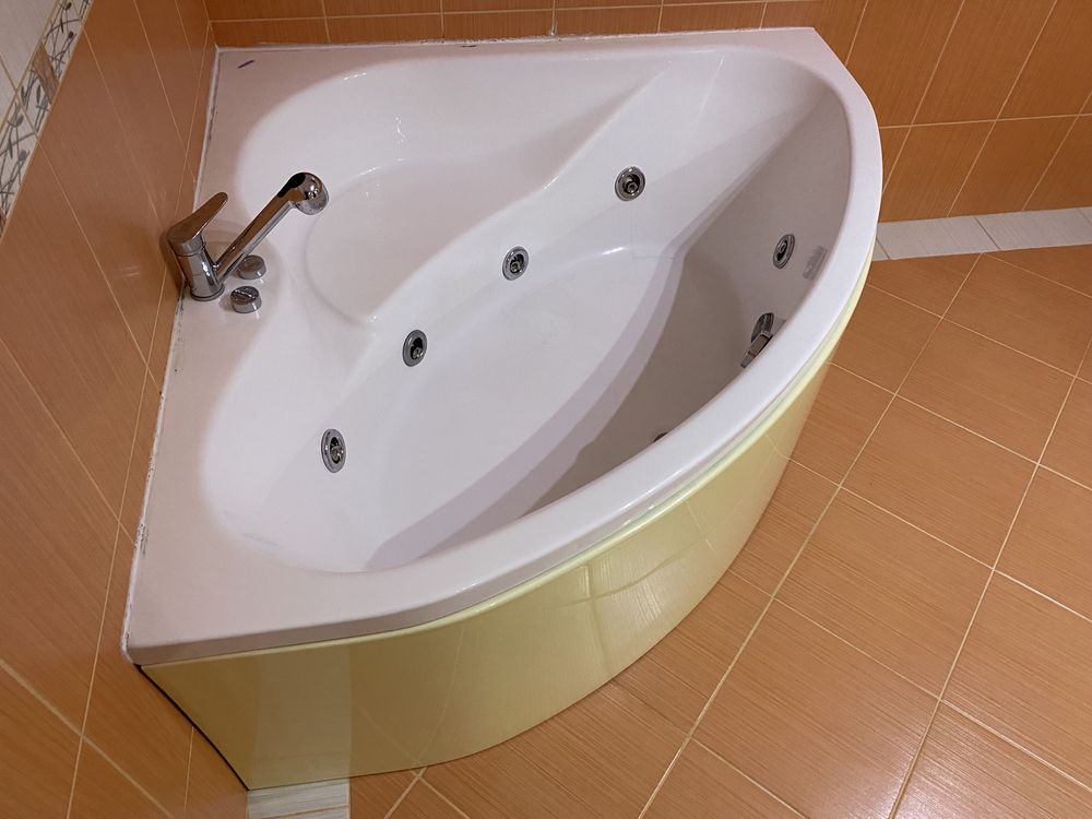 Vand cada jacuzi si mobilier baie