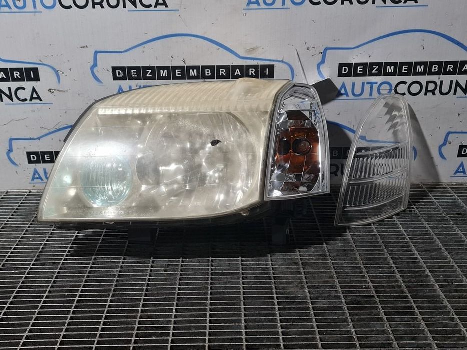 Far Stanga Nissan X - Trail T30 2001 - 2008 SUV 4 Usi (1325) Fara xenon Plastic far ...