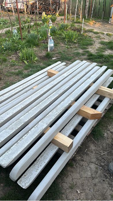 Stâlpi beton , gard