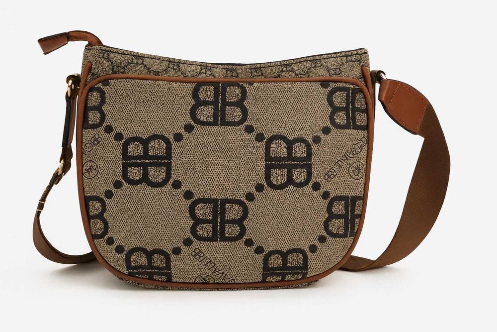 Дамска кросбоди чанта с принт монограм и кафяви акценти