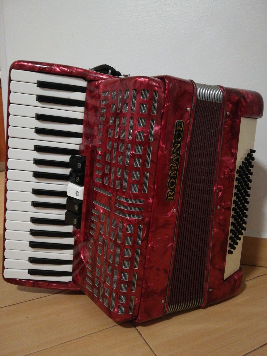 Vînd acordeon Romance.