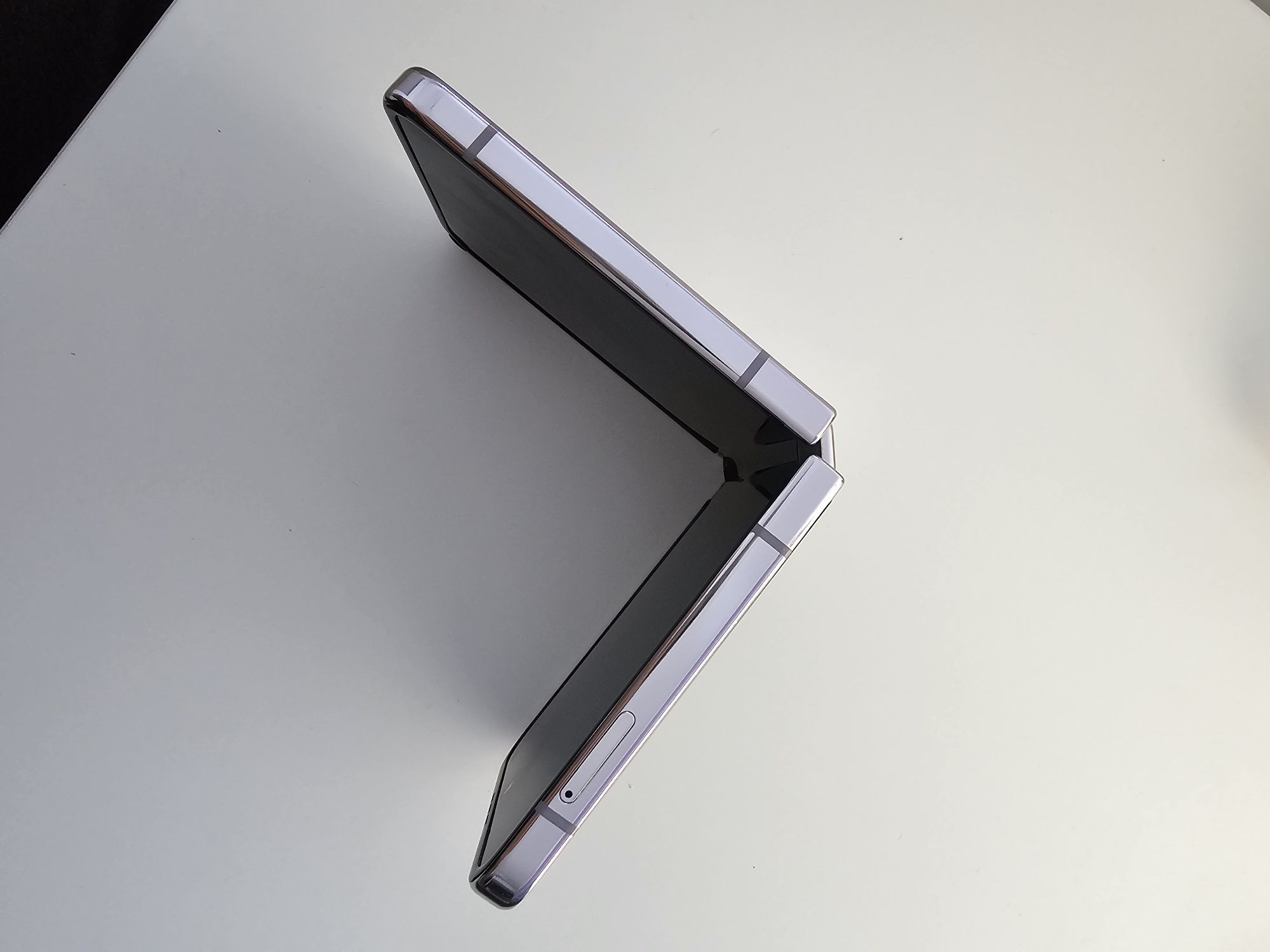Samsung Galaxy Z Flip5, 8GB RAM, 256GB