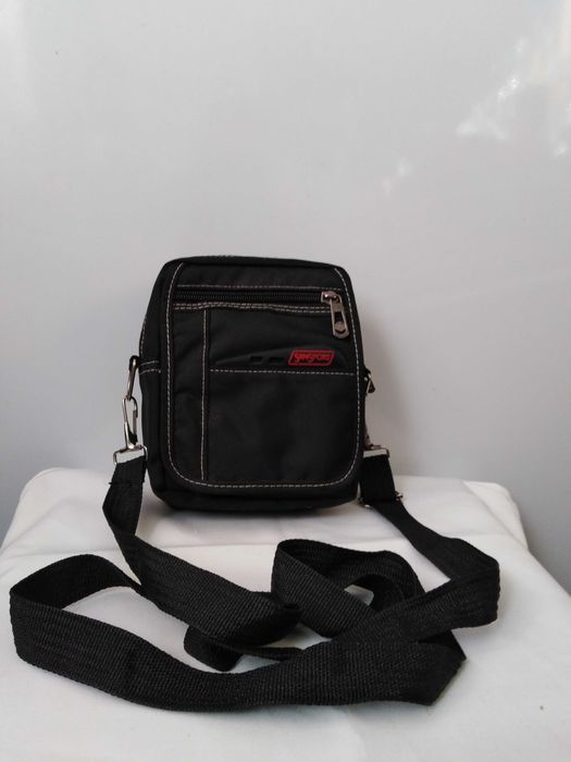 ОТДАМ ДАРОМ барсетку. Спортивную, плащевка, 6х12х16см, через плечо,бу