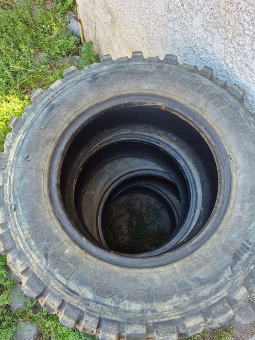 De vânzare patru cauciucuri M+S 225/70 R15