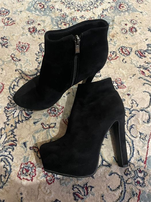 Продаю женские ботильоны на высоком каблуке
Размер: (укажи свой)
Цвет