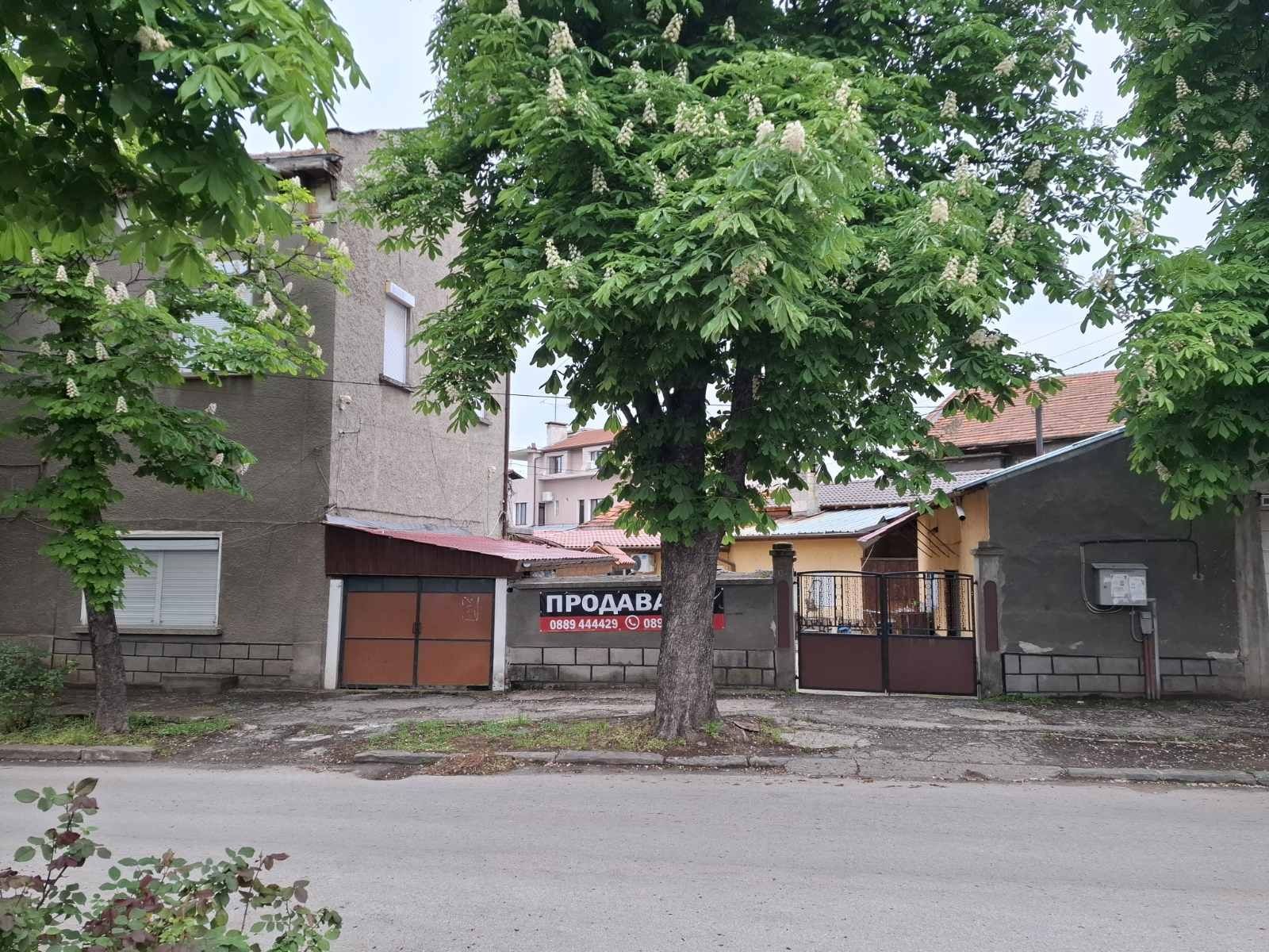 Продавам двуетажна  къща в гр.Червен бряг, област.Плевен