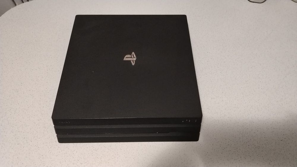 Vând PS 4 PRO 1T , 2 manete+ 12 jocuri