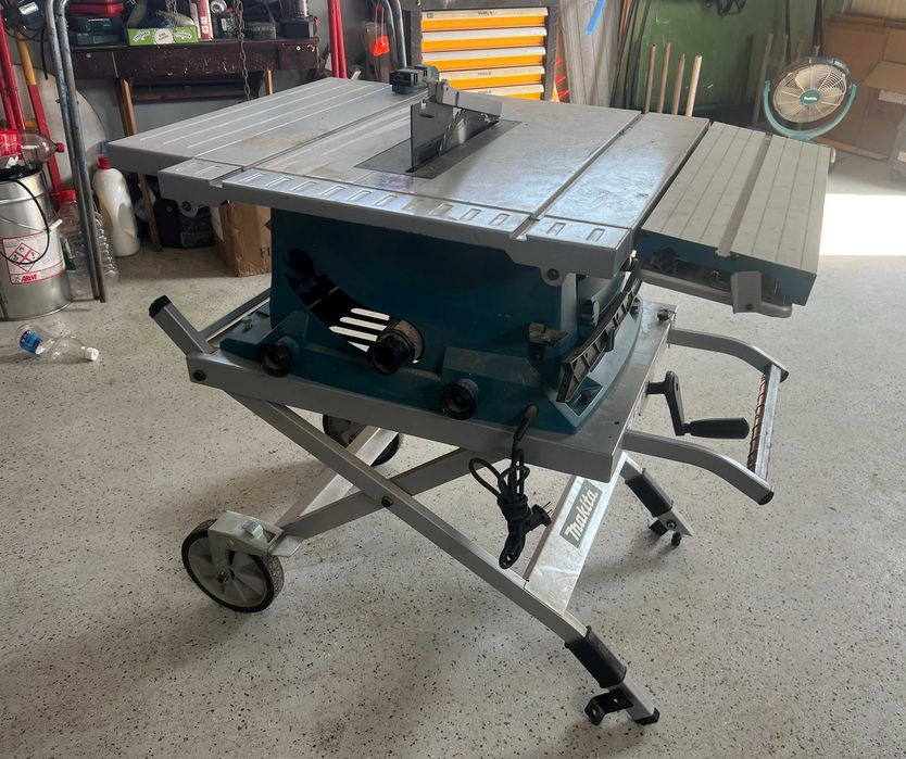 Fierastrau circular Makita MLT100 cu masa pliabila pe roti 1500W