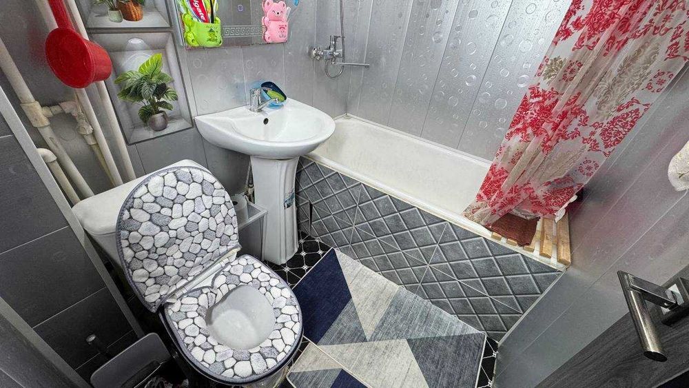 Киргили Пеликан 2 қаватда 3 хонали квартира сотилади. ID: 1492