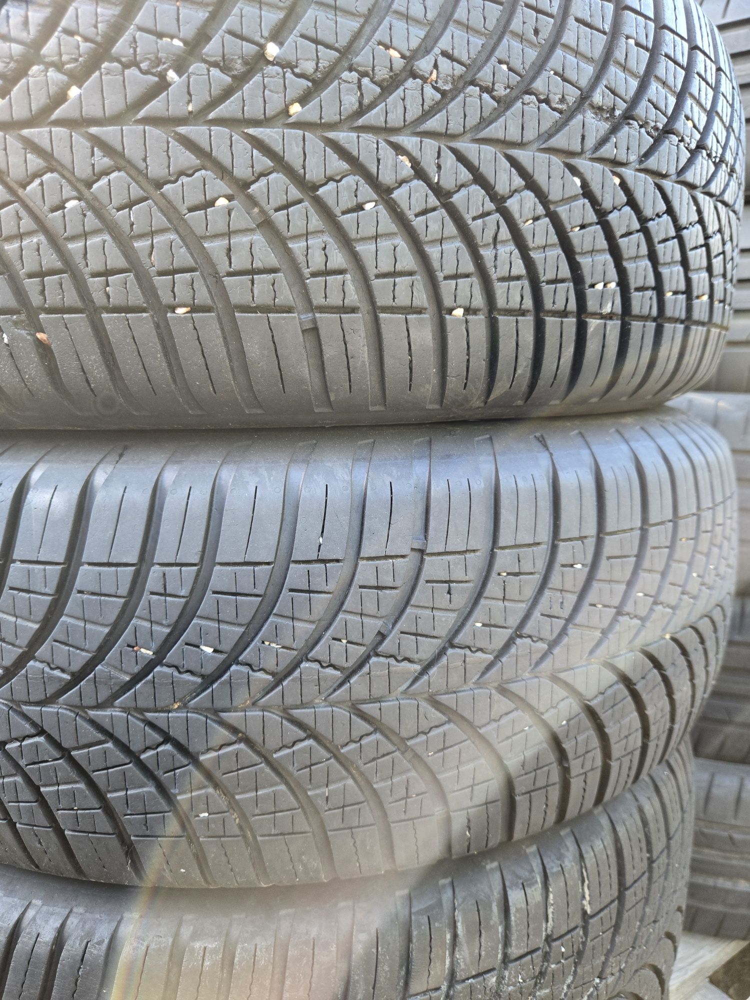 4бр. 215 65 16 Goodyear всесезонни.