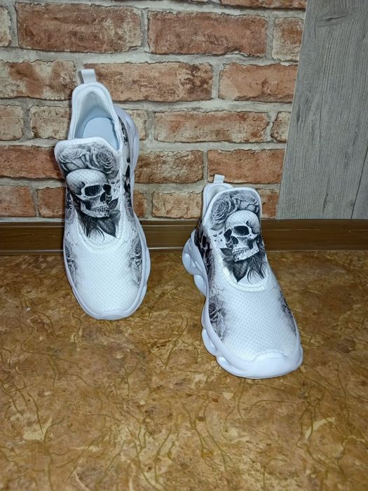 Стильные кроссовки