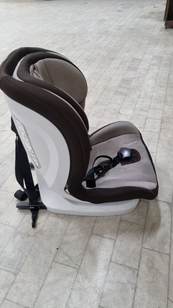 Scaun auto cu sistem ISOFIX