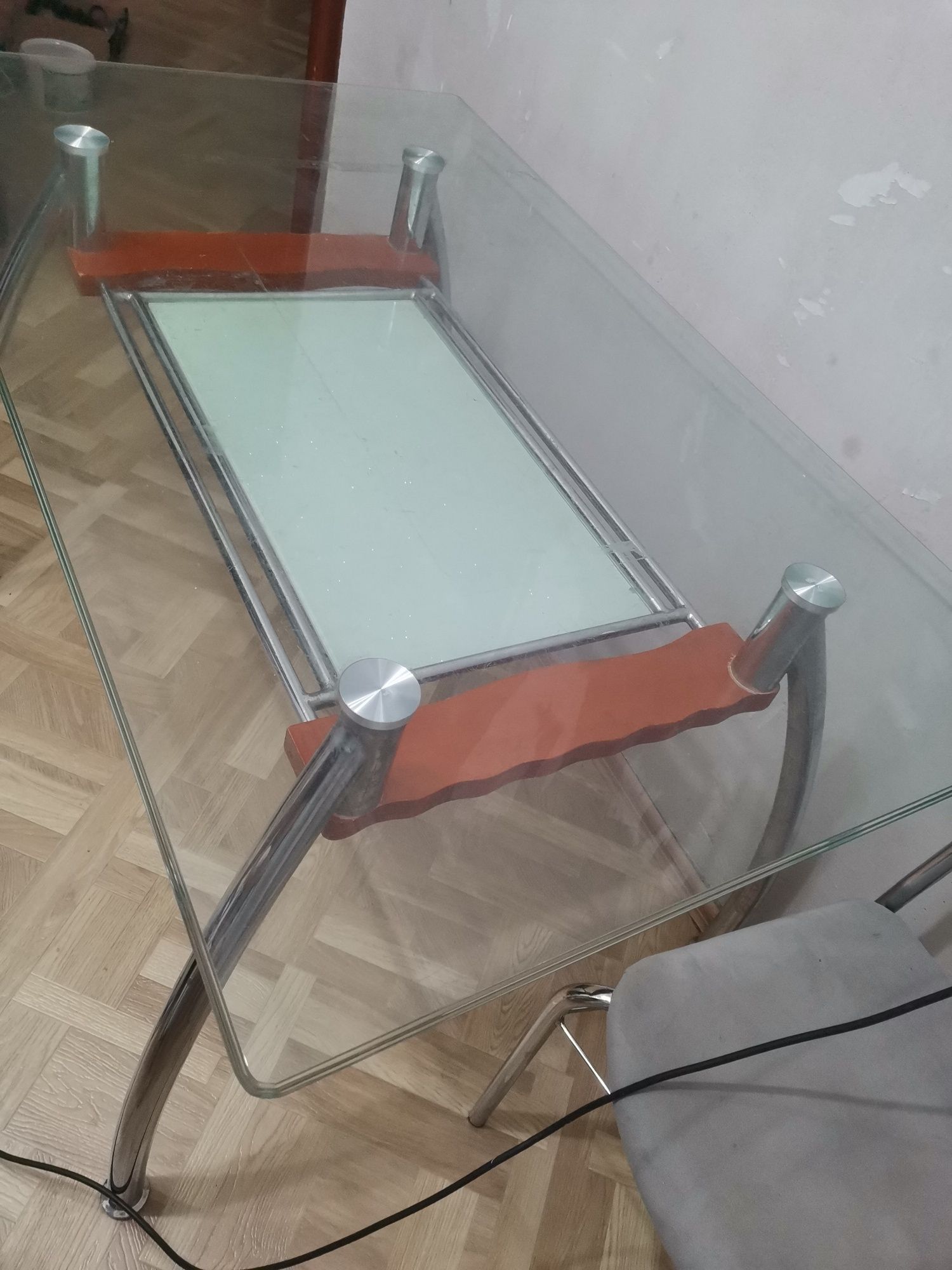 Продам стол стеклянный кухонный б/у